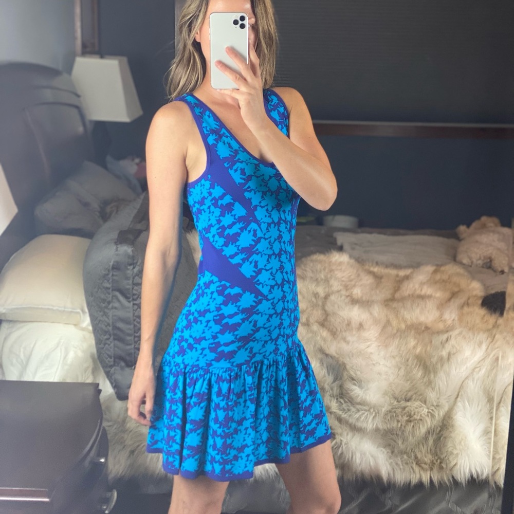 Artelier Nicole Miller V-Neck Sleeveless Mini Dress, Medium